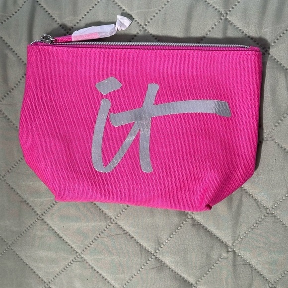IT cosmetics new makeup bag pink with silver metallic lettering Zip Close - Picture 1 of 8